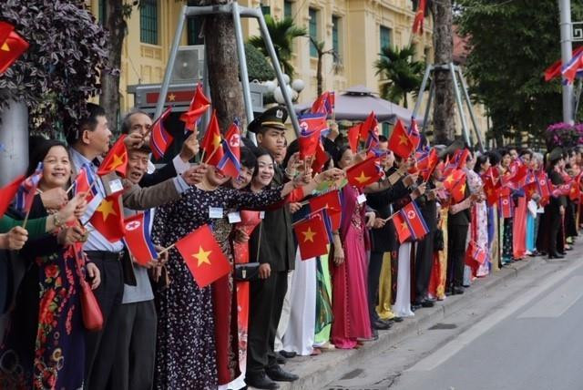 Người dân Thủ đô chào mừng Chủ tịch Triều Tiên Kim Jong-un thăm hữu nghị chính thức Việt Nam. (Ảnh: Phương Hoa/TTXVN)