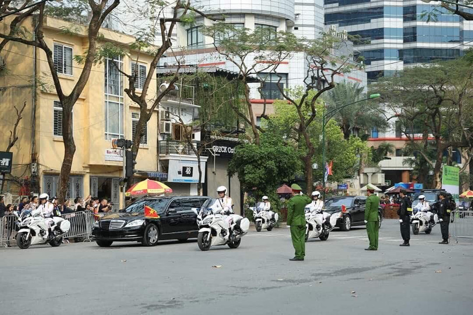 Đoàn xe của Chủ tịch Triều Tiên Kim Jong-un di chuyển qua khu vực Cột cờ Hà Nội trên đường Điện Biên Phủ để đến Phủ Chủ tịch, nơi diễn ra Lễ đón chính thức. (Ảnh: Thành Đạt/TTXVN)