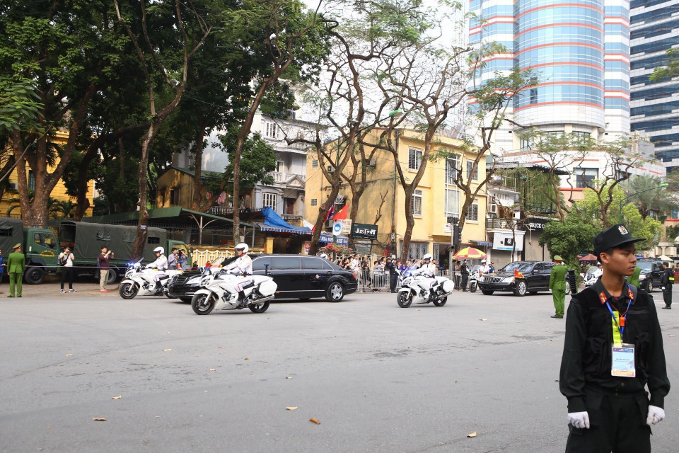 Đoàn xe của Chủ tịch Triều Tiên Kim Jong-un rời khách sạn Melia lúc 15 giờ 20 để di chuyển đến Phủ Chủ tịch, nơi diễn ra Lễ đón chính thức. (Ảnh: Minh Quyết/TTXVN)