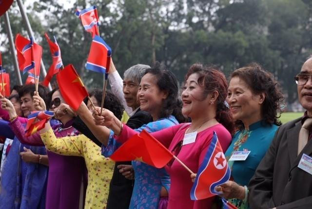 Người dân Thủ đô chào mừng Chủ tịch Triều Tiên Kim Jong-un thăm hữu nghị chính thức Việt Nam. (Ảnh: Phương Hoa/TTXVN)