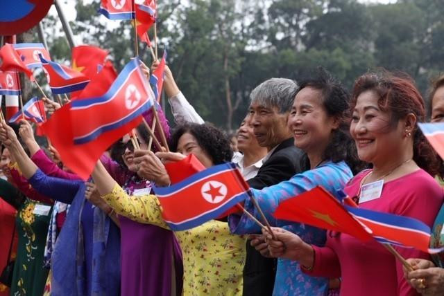 Người dân Thủ đô chào mừng Chủ tịch Triều Tiên Kim Jong-un thăm hữu nghị chính thức Việt Nam. (Ảnh: Phương Hoa/TTXVN)