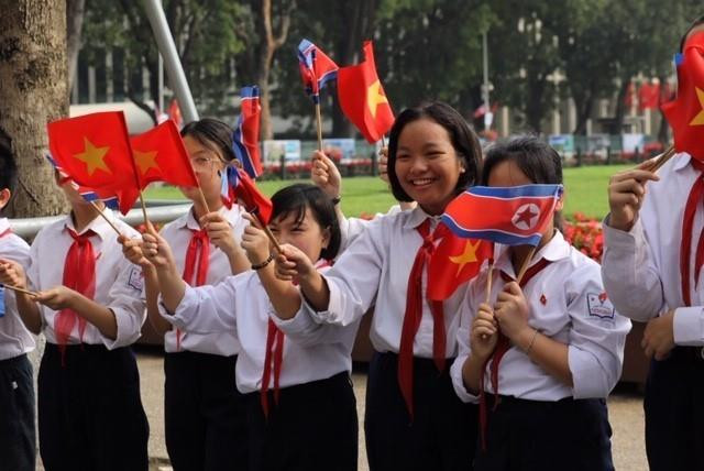 Người dân Thủ đô chào mừng Chủ tịch Triều Tiên Kim Jong-un thăm hữu nghị chính thức Việt Nam. (Ảnh: Phương Hoa/TTXVN)