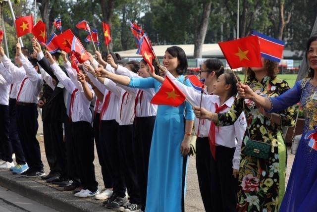 Người dân Thủ đô chào mừng Chủ tịch Triều Tiên Kim Jong-un thăm hữu nghị chính thức Việt Nam. (Ảnh: Phương Hoa/TTXVN)