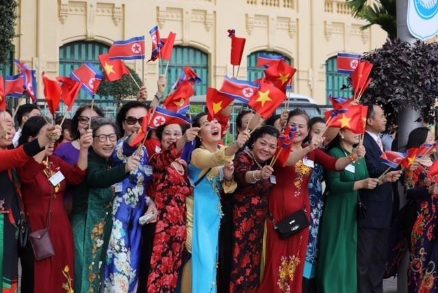 Người dân Thủ đô chào mừng Chủ tịch Triều Tiên Kim Jong-un thăm hữu nghị chính thức Việt Nam. (Ảnh: Phương Hoa/TTXVN)