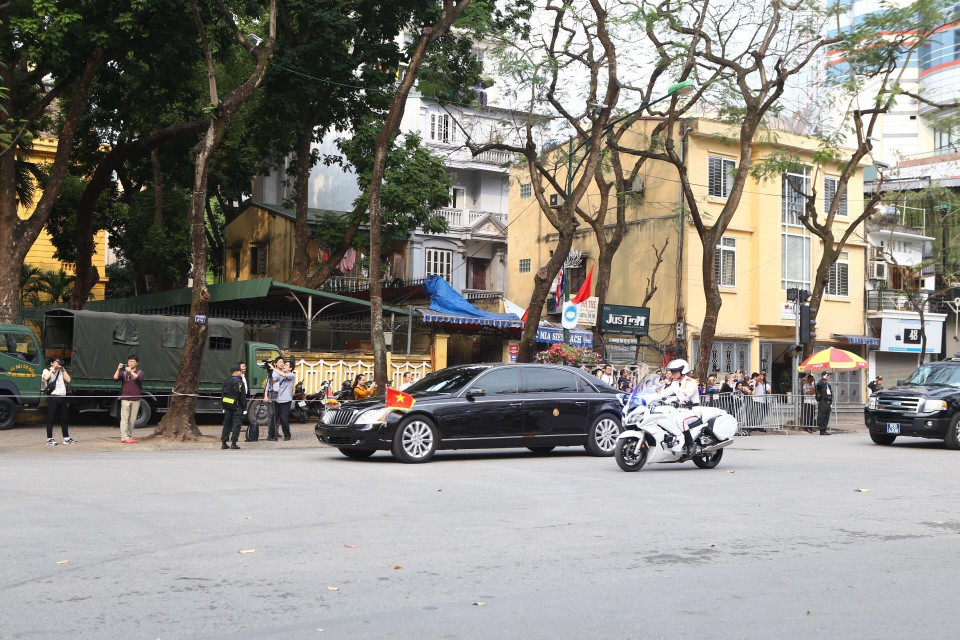 Đoàn xe của Chủ tịch Triều Tiên Kim Jong-un rời khách sạn Melia lúc 15 giờ 20 để di chuyển đến Phủ Chủ tịch, nơi diễn ra Lễ đón chính thức. (Ảnh: Minh Quyết/TTXVN)