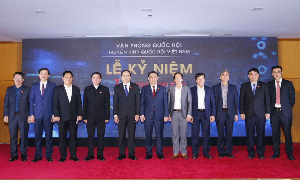 Chủ tịch Quốc hội Vương Đình Huệ với các đại biểu dự Lễ kỷ niệm. (Ảnh: Doãn Tấn/TTXVN)