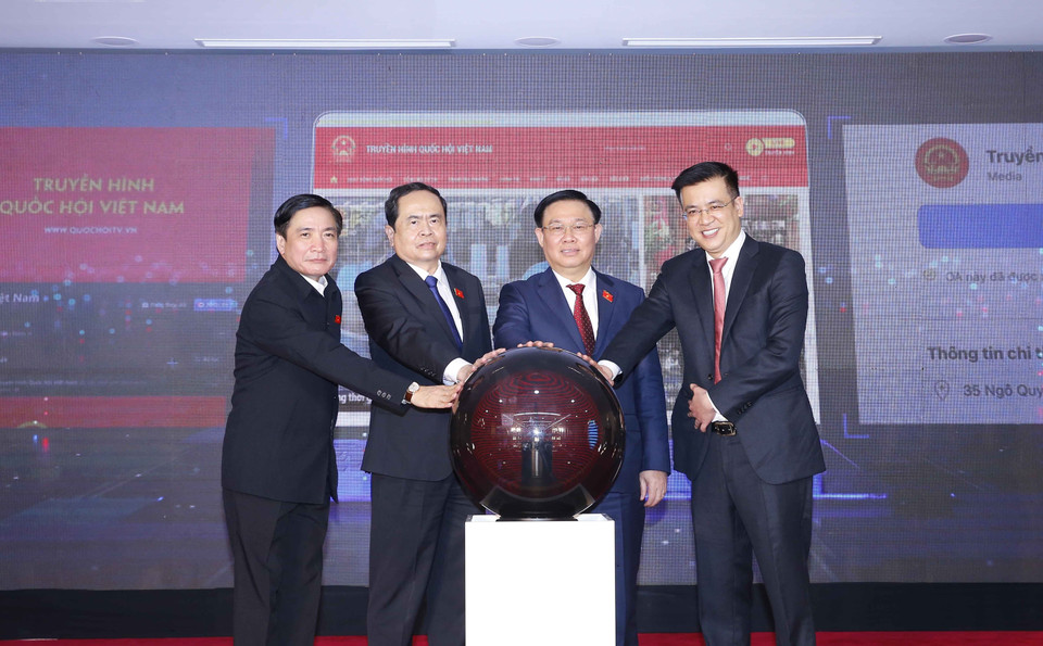 Chủ tịch Quốc hội Vương Đình Huệ và các đại biểu thực hiện nghi thức ra mắt Hệ sinh thái số Truyền hình Quốc hội Việt Nam. (Ảnh: Doãn Tấn/TTXVN)