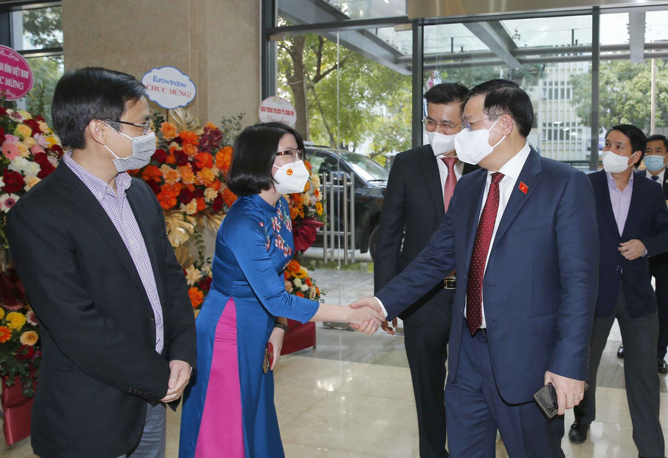 Chủ tịch Quốc hội Vương Đình Huệ với cán bộ, phóng viên của Truyền hình Quốc hội Việt Nam. (Ảnh: Doãn Tấn/TTXVN)