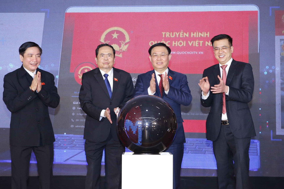 Chủ tịch Quốc hội Vương Đình Huệ và các đại biểu thực hiện nghi thức ra mắt Hệ sinh thái số Truyền hình Quốc hội Việt Nam. (Ảnh: Doãn Tấn/TTXVN)