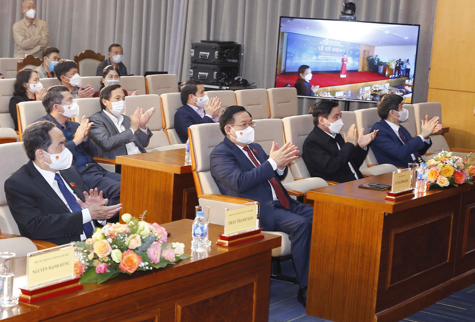 Chủ tịch Quốc hội Vương Đình Huệ và các đại biểu dự Lễ kỷ niệm. (Ảnh: Doãn Tấn/TTXVN)