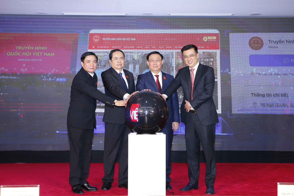 Chủ tịch Quốc hội Vương Đình Huệ và các đại biểu thực hiện nghi thức ra mắt Hệ sinh thái số Truyền hình Quốc hội Việt Nam. (Ảnh: Doãn Tấn/TTXVN)