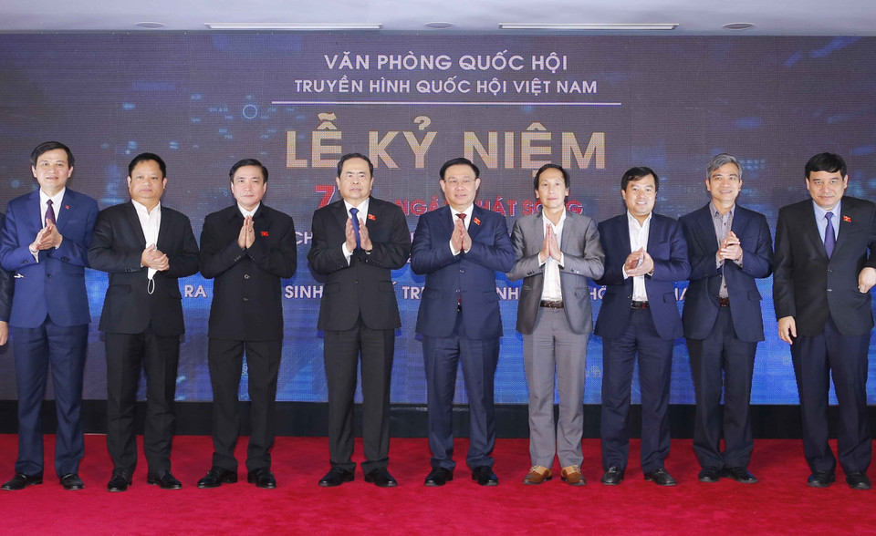 Chủ tịch Quốc hội Vương Đình Huệ với các đại biểu dự Lễ kỷ niệm. (Ảnh: Doãn Tấn/TTXVN)