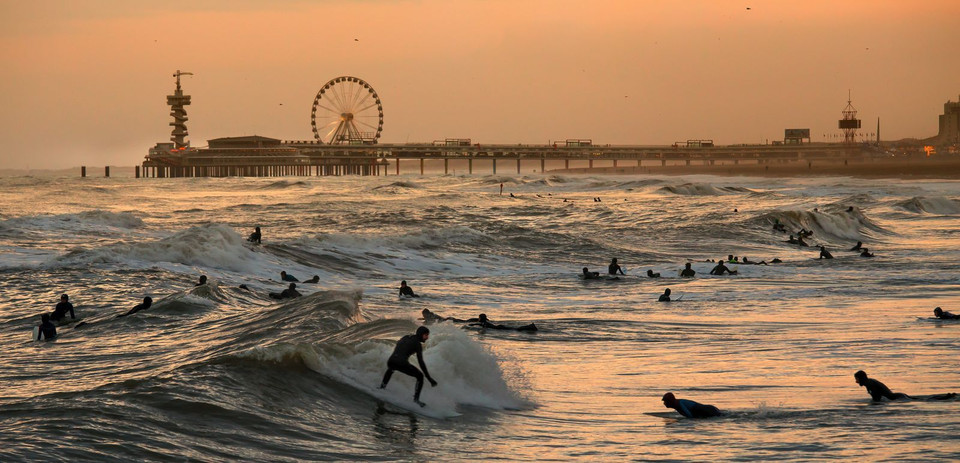 Lướt sóng ở bãi biển Scheveningen, Hà Lan. (Nguồn: NatGeo)