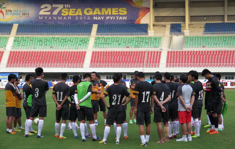 Các cầu thủ tập trung nghe huấn luyện viên Hoàng Văn Phúc chỉ đạo chiến thuật trước buổi tập. (Ảnh: Quang Nhựt/TTXVN)