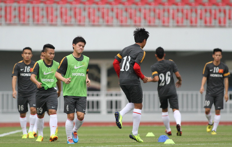 Các cầu thủ tập thể lực. (Ảnh: Quang Nhựt/TTXVN)