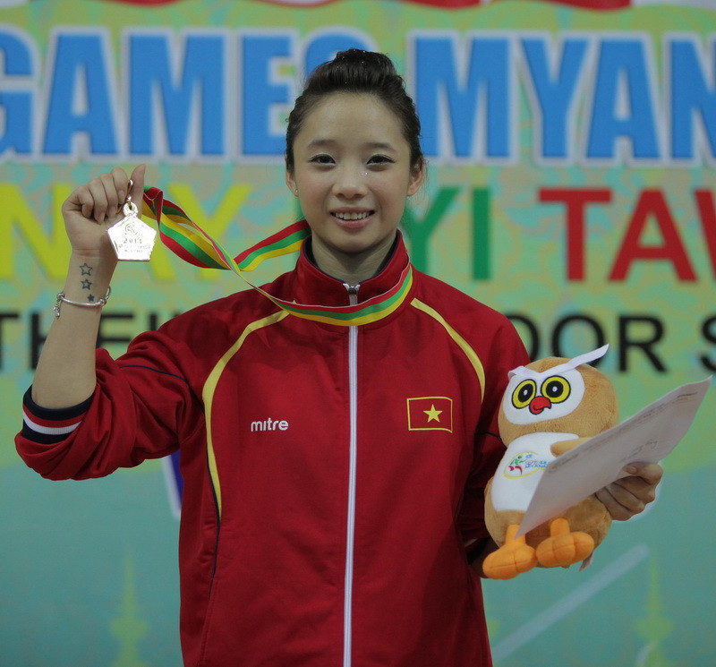 Vận động viên Dương Thúy Vy đã xuất sắc giành huy chương Vàng ở nội dung Kiếm thuật nữ, mang về cho Đoàn thể thao Việt Nam tấm huy chương vàng đầu tiên. (Ảnh: Quang Nhựt/TTXVN)