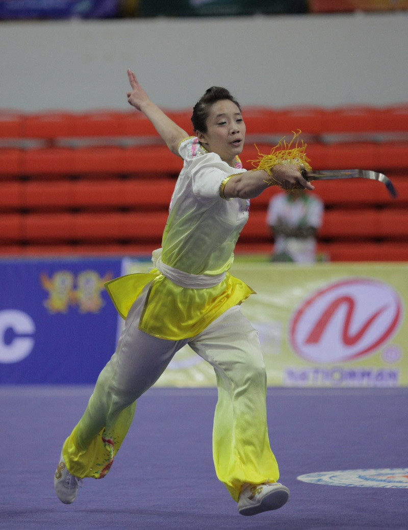 Vận động viên Dương Thúy Vy đã xuất sắc giành huy chương Vàng ở nội dung Kiếm thuật nữ, mang về cho Đoàn thể thao Việt Nam tấm huy chương vàng đầu tiên. (Ảnh: Quang Nhựt/TTXVN)