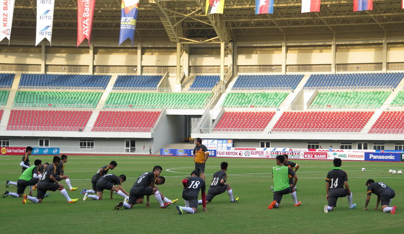 Các cầu thủ khởi động trước buổi tập. (Ảnh: Quang Nhựt/TTXVN)
