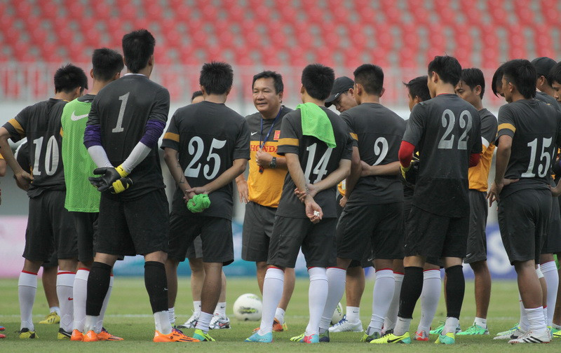 Toàn đội họp rút kinh nghiệm sau buổi tập. (Ảnh: Quang Nhựt/TTXVN)