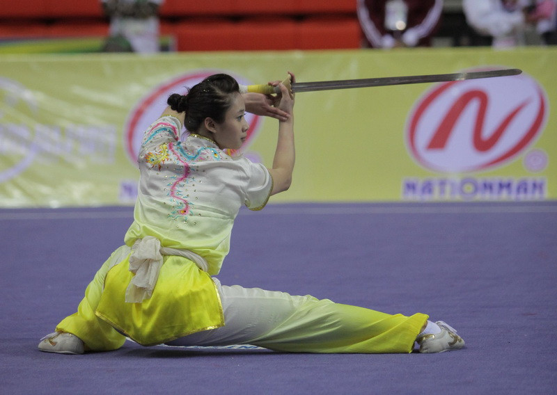 Vận động viên Dương Thúy Vy đã xuất sắc giành huy chương Vàng ở nội dung Kiếm thuật nữ, mang về cho Đoàn thể thao Việt Nam tấm huy chương vàng đầu tiên. (Ảnh: Quang Nhựt/TTXVN)