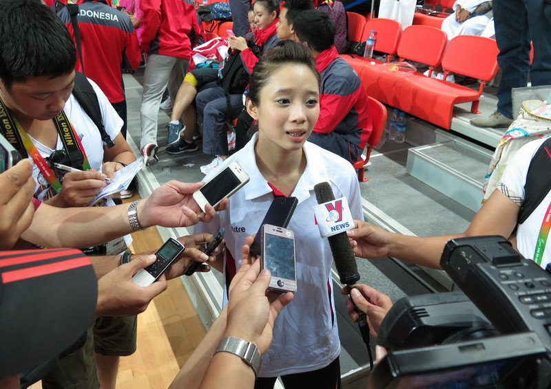 Dương Thúy Vy trả lời phỏng vấn báo chí sau khi giành huy chương vàng. (Ảnh: Quang Nhựt/TTXVN)