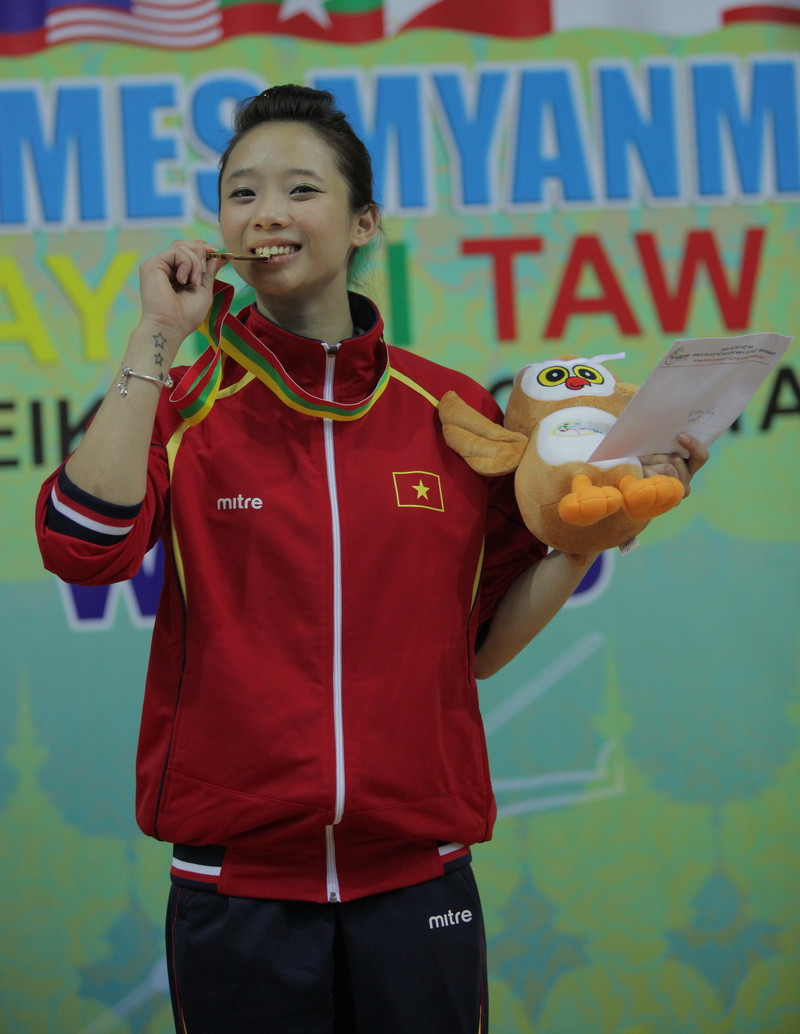 Vận động viên Dương Thúy Vy đã xuất sắc giành huy chương Vàng ở nội dung Kiếm thuật nữ, mang về cho Đoàn thể thao Việt Nam tấm huy chương vàng đầu tiên. (Ảnh: Quang Nhựt/TTXVN)