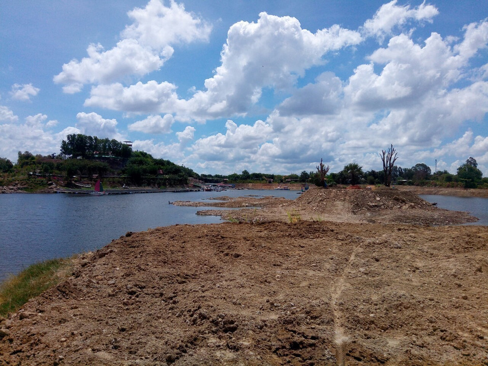 Hành lang hồ chứa nước Suối Đá, thị xã Phú mỹ (Bà Rịa-Vũng Tàu) bị đào bới, xây dựng nham nhở. (Ảnh: TTXVN)