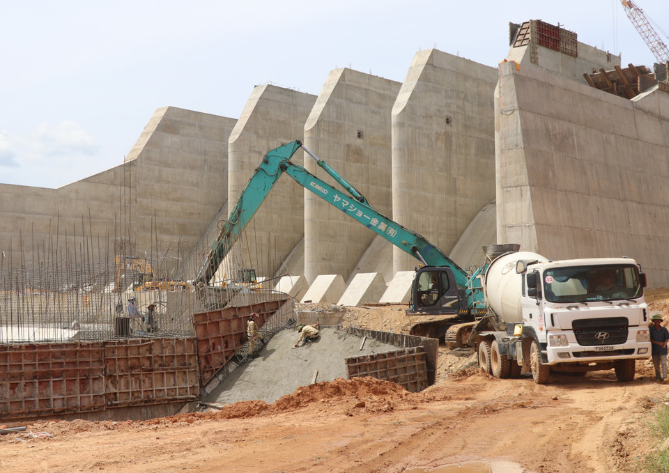 Công trình tràn xả lũ dự án hồ chứa nước Mỹ Lâm ở huyện Tây Hòa (Phú Yên) có nguy cơ chậm tiến độ do vướng mắc giải phóng mặt bằng. (Ảnh: TTXVN)