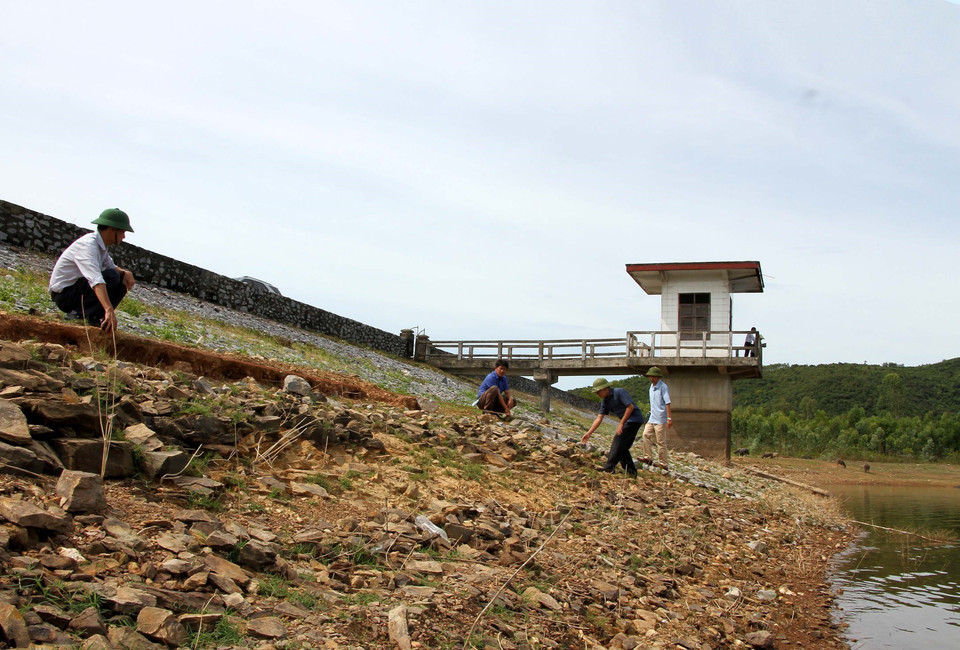 Cán bộ Chi cục thủy lợi tỉnh Quảng Bình kiểm tra an toàn công trình hồ thủy lợi Trung Thuần, huyện Quảng Trạch (Quảng Bình). (Ảnh: TTXVN)