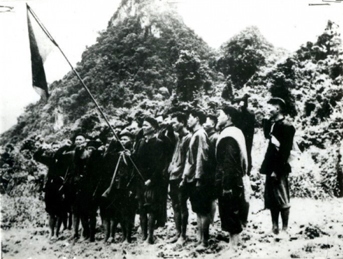 Ngày 15/5/1945, Việt Nam Tuyên truyền Giải phóng quân và Cứu quốc quân hợp nhất với tên gọi mới là Việt Nam Giải phóng quân, trở thành lực lượng nòng cốt hỗ trợ cho lực lượng chính trị của quần chúng cách mạng làm Cách mạng tháng Tám thành công. Trong ảnh: Đội Cứu quốc quân tập luyện tại hang Lùng Đán, huyện Bắc Sơn, tỉnh Lạng Sơn. (Ảnh: Tư liệu/TTXVN)