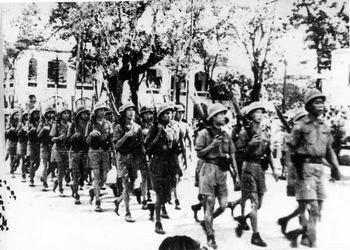 Ngày 2/9/1945, tại Quảng trường Ba Đình (Hà Nội) lịnh sử, trước cuộc mít tinh của gần một triệu đồng bào, Chủ tịch Hồ Chí Minh thay mặt Chính phủ lâm thời trịnh trọng đọc bản Tuyên ngôn Độc lập, tuyên bố trước quốc dân và thế giới: Nước Việt Nam Dân chủ Cộng hòa ra đời. Trong ảnh: Đội Việt Nam Giải phóng quân trong ngày 2/9/1945 tại Hà Nội. (Ảnh: Nguyễn Bá Khoản/TTXVN)