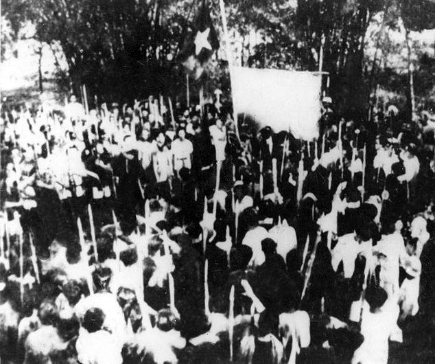 Ngày 25/8/1945, khởi nghĩa thắng lợi ở Sài Gòn - Gia Định, Kon Tum, Sóc Trăng, Vĩnh Long, Trà Vinh, Biên Hòa, Tây Ninh, Bến Tre... Trong ảnh: Tại Sài Gòn, ngày 25/8, hơn một triệu quần chúng nội thành và ven đô cùng một số tỉnh lân cận tiến hành mít tinh, tuần hành vũ trang khổng lồ, lật đổ chính quyền phát xít Nhật. (Ảnh: Tư liệu/TTXVN)