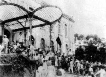 Ngày 19/8/1945, sau cuộc mít tinh tại Quảng trường Nhà hát Lớn, quần chúng nhân dân Thủ đô đã đánh chiếm Bắc Bộ phủ, cơ quan đầu não của chính quyền tay sai Pháp ở Bắc Bộ. Cách mạng Tháng Tám thắng lợi mở ra một thời đại mới ở Việt Nam - thời đại nhân dân Việt Nam làm chủ đất nước, làm chủ vận mệnh của chính mình. (Ảnh: Nguyễn Bá Khoản/TTXVN) 