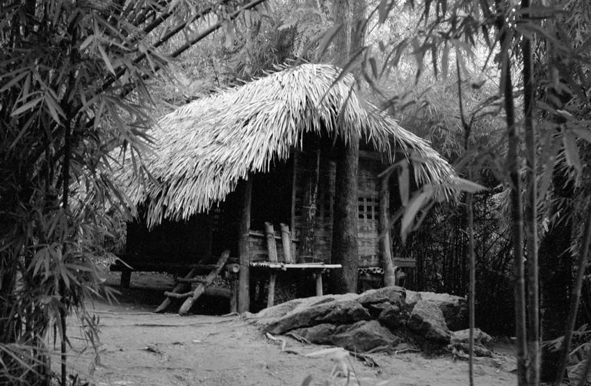 Lán Nà Nưa (Tuyên Quang) - nơi Bác Hồ làm việc trong những ngày ở chiến khu Việt Bắc. Những văn kiện, chỉ thị, các chủ trương kế hoạch đều được Bác khởi thảo từ căn lán này. Tại đây, Bác Hồ đã triệu tập hội nghị cán bộ ngày 4/6/1945, quyết định thống nhất chiến khu thành Khu giải phóng Việt Bắc, đặt dưới sự lãnh đạo của Ủy ban chỉ huy lâm thời và thống nhất các lực lượng vũ trang thành Quân giải phóng. (Ảnh: TTXVN)