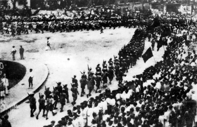 Cách mạng Tháng Tám năm 1945 thành công mau lẹ do nhiều nguyên nhân, trong đó nguyên nhân quan trọng, có ý nghĩa quyết định là sự lãnh đạo đúng đắn, sáng suốt, khéo léo của Đảng; là sự vận dụng và phát triển chủ nghĩa Mác-Lênin trong điều kiện cụ thể của nước ta một cách đúng đắn, độc lập, tự chủ và sáng tạo. Trong ảnh: Ngày 28/8/1945, đoàn Giải phóng quân ở Việt Bắc về duyệt binh ở Quảng trường Nhà hát Lớn Hà Nội. (Ảnh: Nguyễn Bá Khoản/TTXVN)