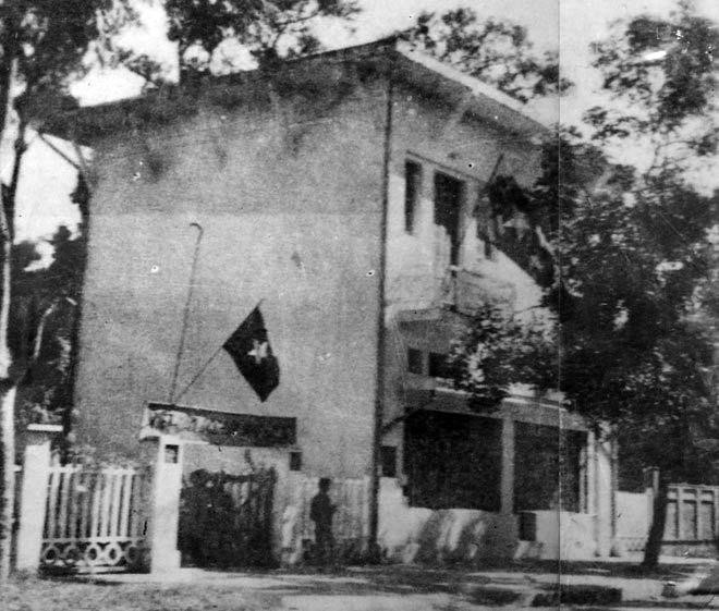 Từ ngày 14 - 18/8/1945, cuộc tổng khởi nghĩa nổ ra giành được thắng lợi ở nông thôn đồng bằng Bắc Bộ, đại bộ phận miền Trung, một phần miền Nam và ở các thị xã: Bắc Giang, Hải Dương, Hà Tĩnh, Hội An, Quảng Nam... Trong ảnh: Tại Thái Nguyên, trong ngày 16/8, đội Việt Nam Giải phóng quân do Đại tướng Võ Nguyên Giáp chỉ huy tiến về thị xã và sáng 20/8 đã bao vây, tấn công phát xít Nhật, giải phóng thị xã Thái Nguyên. Chiều cùng ngày, tại đây đã diễn ra cuộc mít tinh lớn, Ủy ban khởi nghĩa tuyên bố xóa bỏ bộ máy chính quyền cũ, lập Ủy ban nhân dân cách mạng lâm thời tỉnh Thái Nguyên.(Ảnh: Tư liệu/TTXVN)