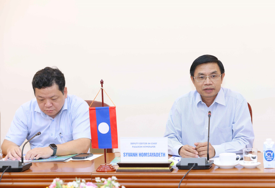 Ông Syvanh Homsayadeth (phải), Phó Tổng Biên tập Báo Pasaxon Lào phát biểu tại buổi làm việc. (Ảnh: Phương Hoa/TTXVN)