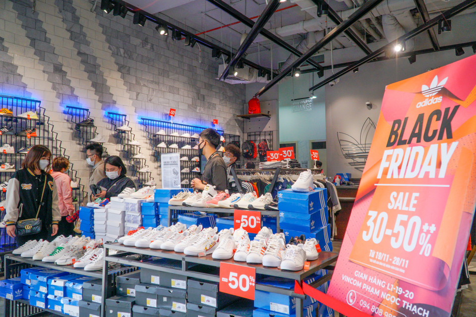 Trái ngược với cửa hàng ngoài phố, các hãng thời trang lớn nổi tiếng như Adidas, Charlie&amp;Keith hay Uniqlo trong các trung tâm thương mại lại thu hút lượng lớn khách hàng. (Ảnh: Minh Hiếu/Vietnam+)