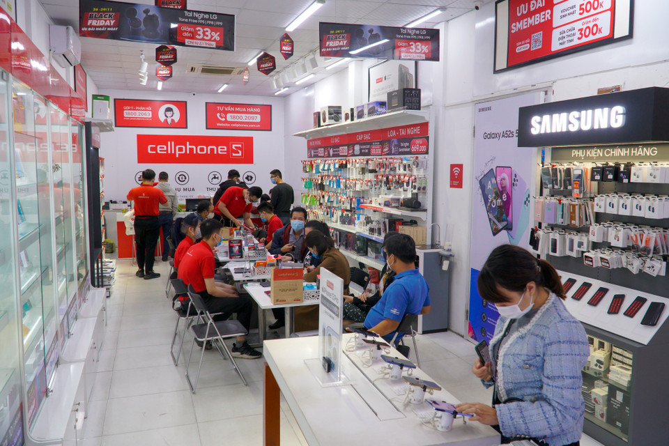 Ngoài thời trang, các cửa hàng điện thoại di động, trung tâm điện máy cũng giảm giá sâu dịp này. Ghi nhận tại cửa hàng điện thoại CellphoneS số 21 Thái Hà (quận Đống Đa) khách đến cửa hàng cũng chỉ túc tắc mặc dù đang chạy giảm giá ‘khủng.’ (Ảnh: Minh Hiếu/Vietnam+)