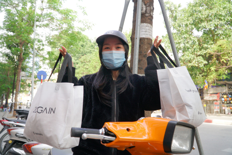 Bạn M.Thu (quận Thanh Xuân) vừa khoe chiến tích ‘săn sale’ 3 chiếc áo khoác, 2 chiếc váy có giá gần 1,5 triệu đồng. Thu cho biết bản thân luôn đợi đến những dịp sale lớn như Black Friday để sắm quần áo cho cả một mùa. (Ảnh: Minh Hiếu/Vietnam+)