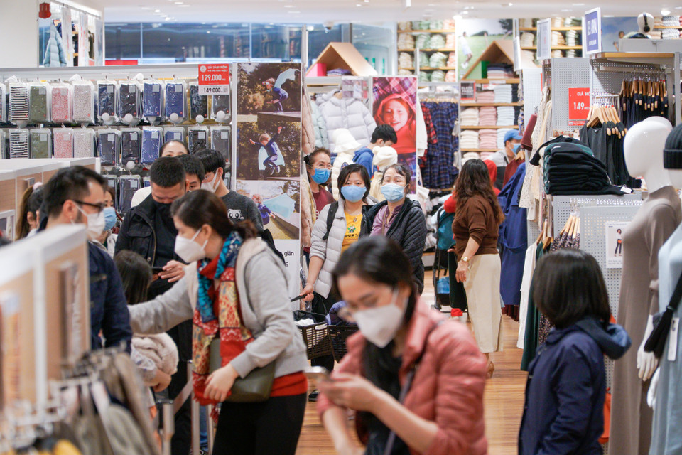 Tại cửa hàng Uniqlo Phạm Ngọc Thạch, một lượng lớn người dân đã đến đây để mua sắm. (Ảnh: Minh Hiếu/Vietnam+)