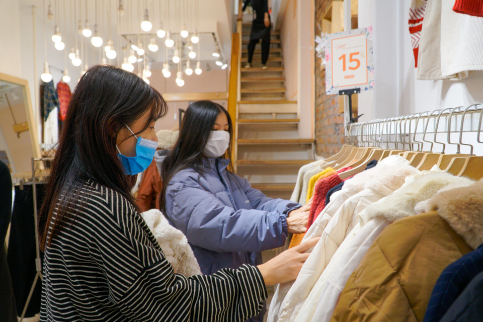 Chị Phương Thảo, quản lý cửa hàng thời trang Twenty5 phố Chùa Bộc cho biết nhân dịp ngày hội mua sắm Black Friday năm nay cửa hàng đưa ra nhiều mức giảm giá khác nhau từ 20-50%. Cá biệt, một số mẫu giảm giá đến 70% nhưng đến thời điểm này vẫn rất ít khách. (Ảnh: Minh Hiếu/Vietnam+)