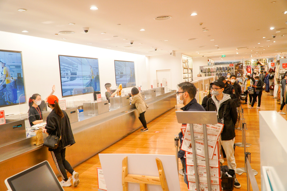 Khách hàng xếp hàng dài đợi thanh toán tại quầy. (Ảnh: Minh Hiếu/Vietnam+)