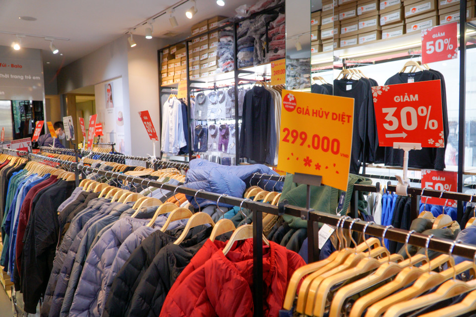 Các cửa hàng giảm giá cực sâu nhưng khách vẫn không mặn mà. (Ảnh: Minh Hiếu/Vietnam+)
