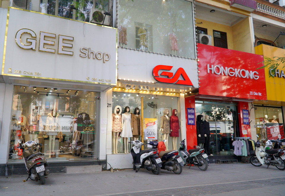 Các cửa hàng thời trang cho biết việc vắng ‘tín đồ săn sale’ có lẽ do dịch bệnh kéo dài ảnh hưởng trực tiếp đến túi tiền của khách hàng. Ngoài ra, nhiều người chuộng mua sắm online, vừa tiện lợi lại không mất thời gian di chuyển và chờ đợi thanh toán. (Ảnh: Minh Hiếu/Vietnam+)