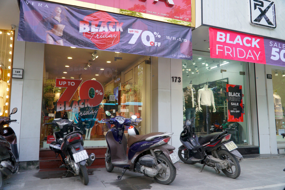 Dọc các con phố mua sắm thời trang sầm uất như Chùa Bộc, Thái Hà là lớp lớp biển quảng cáo sale 50-80% nhưng vẫn không có hình bóng của khách đến mua. (Ảnh: Minh Hiếu/Vietnam+)