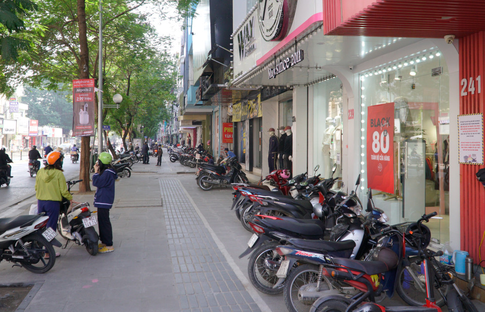 Không còn cảnh vỉa hè chật kín xe máy như mọi năm, năm nay trong dịp này chỉ lác đác vài chiếc xe máy đỗ tại các cửa hàng. (Ảnh: Minh Hiếu/Vietnam+)