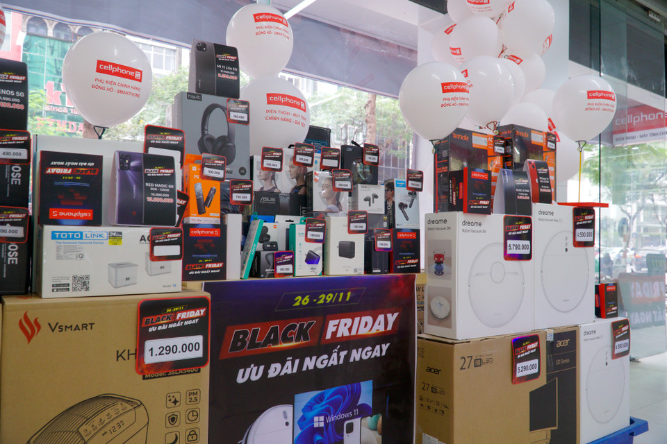 Đại diện cửa hàng cho biết năm nay số lượng khách đến mua sắm tại đây có phần bớt ‘nhiệt’ hơn năm ngoái. (Ảnh: Minh Hiếu/Vietnam+)