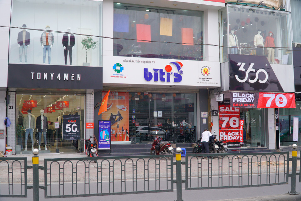 Ghi nhận trong sáng ngày Black Friday (26/11), tại các cửa hàng thời trang trên phố không khí mua sắm vẫn ảm đạm, thưa khách. (Ảnh: Minh Hiếu/Vietnam+)