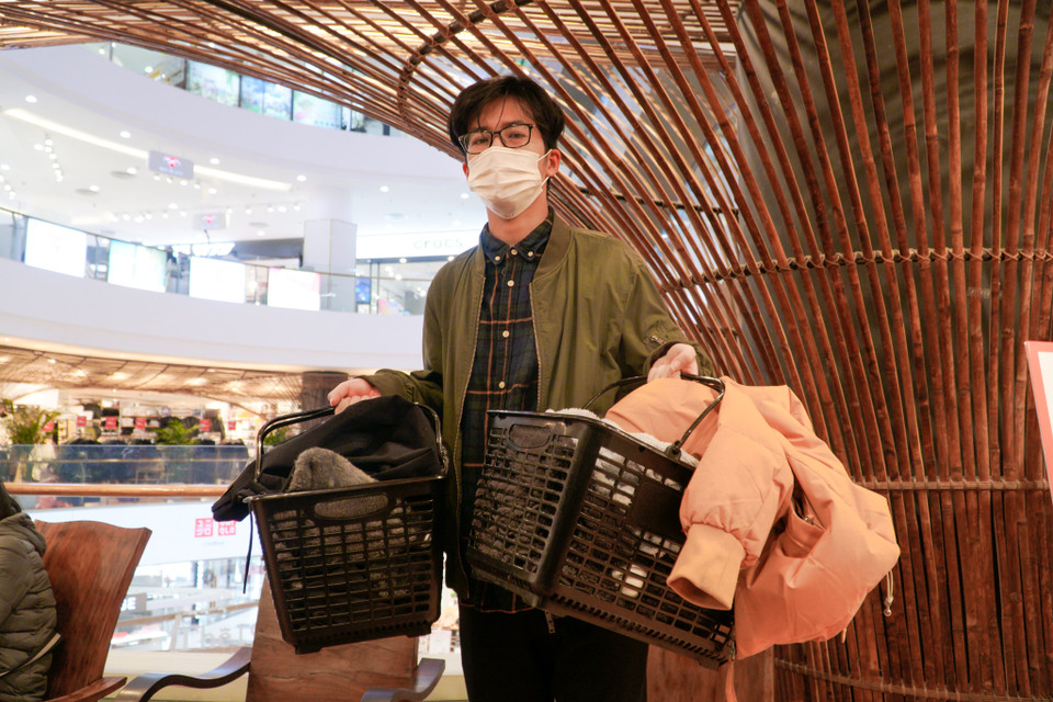 Bạn T.Lâm (Thanh Xuân) khoe hai giỏ hàng có ước tính đến gần 5 triệu đồng. Lâm cho biết: “Những món đồ hàng hiệu thường ít khuyến mãi lớn nên dịp Black Friday tôi chỉ quan tâm mức giảm giá của các cửa hàng này để mua sắm." (Ảnh: Minh Hiếu/Vietnam+)